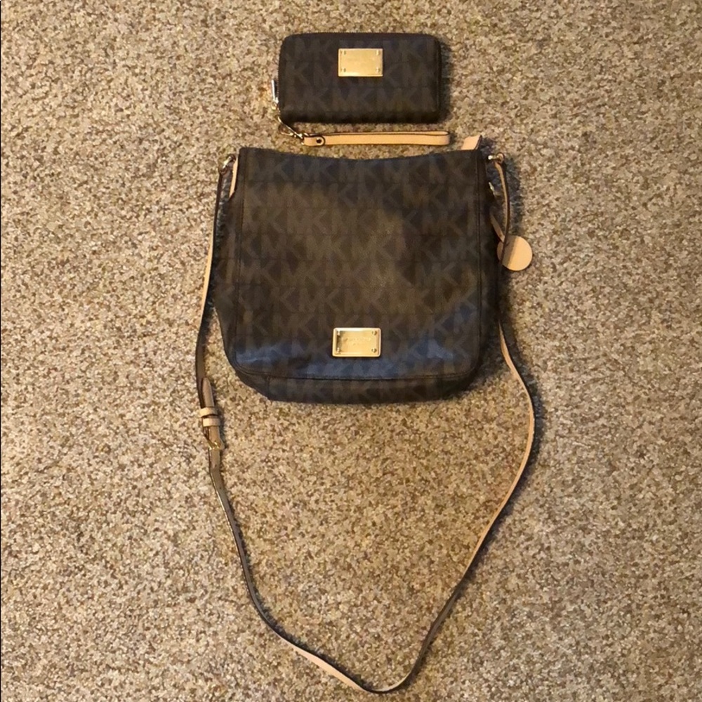 Micheal Kors purse and wallet set!